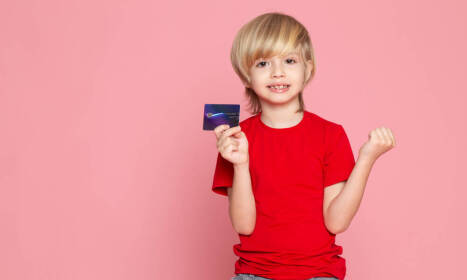 Platobná karta pre deti – ako ju vybaviť a v akom veku je pre dieťa vhodná na rozvoj zodpovednosti?