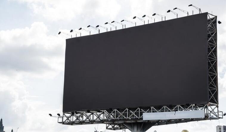 Čo by mal obsahovať billboard, aby bol neprehliadnuteľný?